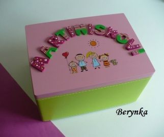 Dřevěná bedýnka s rodinkou