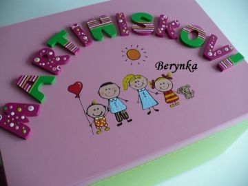 Dřevěná bedýnka s rodinkou