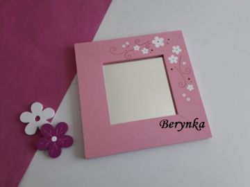 Zrcadlo v masivním rámu