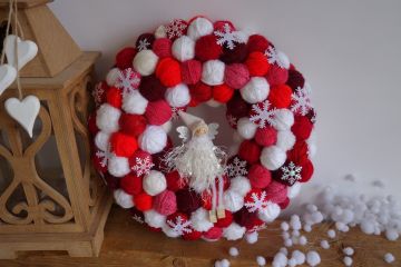 Klubíčkový věnec v červené