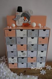 Adventní kalendář meruňkovo-šedý se sněhulákem a liškou