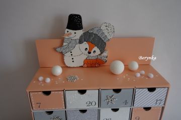 Adventní kalendář meruňkovo-šedý se sněhulákem a liškou