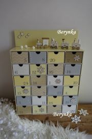 Adventní kalendář žluto-šedý s mašinkou