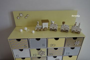 Adventní kalendář žluto-šedý s mašinkou