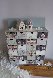 Adventní kalendář se sněhuláčkem a chaloupkou