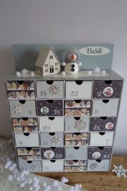 Adventní kalendář se sněhuláčkem a chaloupkou