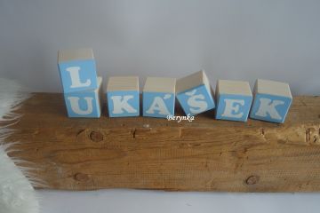 Dřevěné kostičky v modrých odstínech