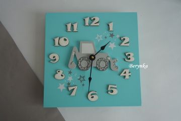 Hodiny s bagrem - kulaté/čtvercové