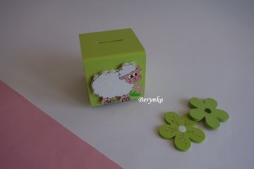 Dřevěná pokladnička s ovečkou