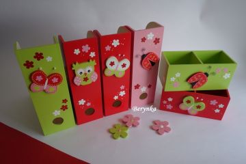 Dřevěné dekorace - červené se zelenou a růžovou