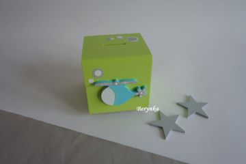 Dřevěná kasička s vrtulníkem