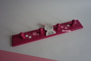 Dětský věšák se zajíčkem