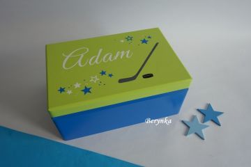 Dřevěná bedýnká se jménem a florbalovou hokejkou