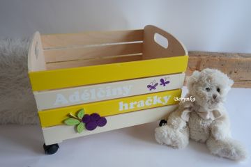 Dřevěná bedýnka s borůvkami