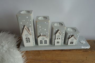 Adventní svícen stupňovitý s bílými domečky - různé barvy