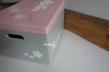 Dřevěná bedýnka se jménem