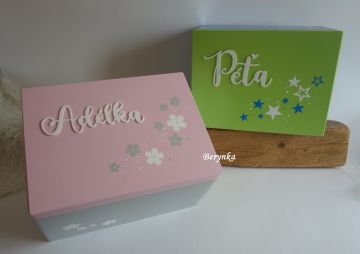 Dřevěná bedýnka se jménem