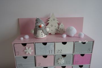 Adventní kalendář růžovo-šedý se sněhuláčky