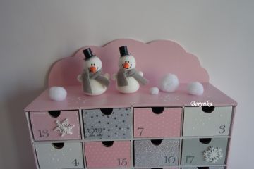 Adventní kalendář růžovo-šedý se sněhuláčky