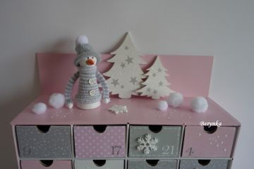 Adventní kalendář růžovo-šedý se sněhuláčky