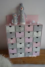 Adventní kalendář růžovo-šedý se sněhuláčky