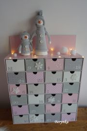 Adventní kalendář růžovo-šedý se sněhuláčky