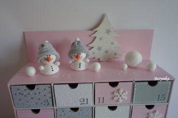 Adventní kalendář růžovo-šedý se sněhuláčky