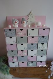 Adventní kalendář růžovo-šedý se sněhuláčky