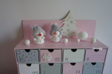 Adventní kalendář růžovo-šedý se sněhuláčky