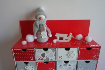 Adventní kalendář červeno-šedý se sněhulákem