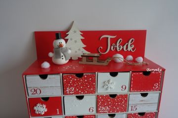 Adventní kalendář červeno-šedý se sněhulákem
