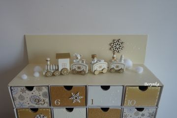 Adventní kalendář krémový s dřevěným vláčkem