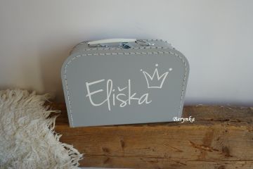 Kufřík se jménem a korunkou