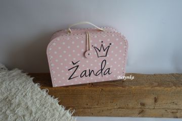 Kufřík se jménem a korunkou