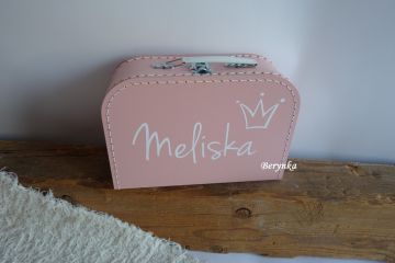 Kufřík se jménem a korunkou