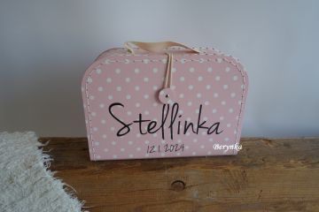 Kufřík se jménem s datem narození