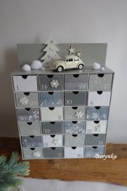 Adventní kalendář šedý s autíčkem