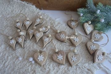 Dřevěná srdíčka s vločkou