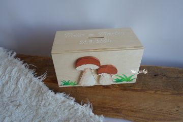 Dřevěná pokladnička s houbami