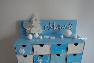 Adventní kalendář modro-šedý s medvídkem