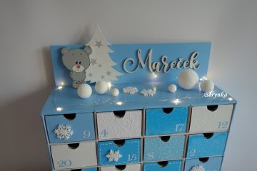Adventní kalendář modro-šedý s medvídkem