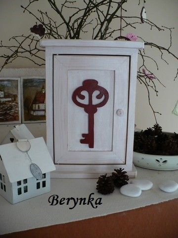 Dřevěná skříňka na klíče s klíčem