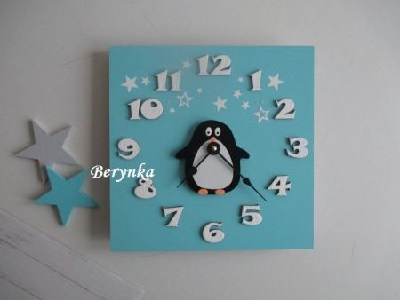Dřevěné hodiny s tučňákem