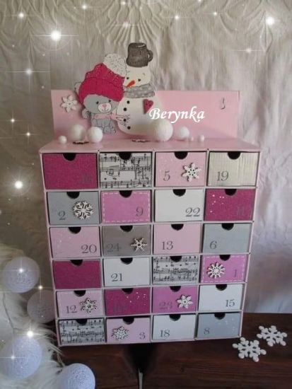 Adventní kalendář v růžovo-šedé se sněhulákem a kočičkou