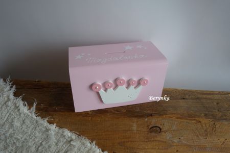 Dřevěná pokladnička s korunkou