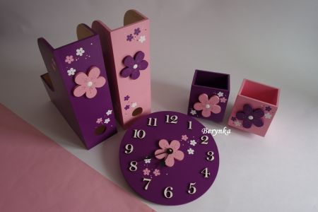 Dřevěné dekorace - fialové s kytičkou