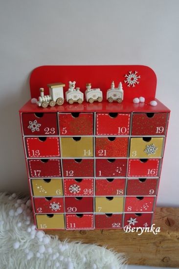 Adventní kalendář *červeno-zlatý* s mašinkou - různá provedení