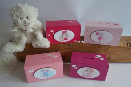 Dřevěná pokladnička s panenkou