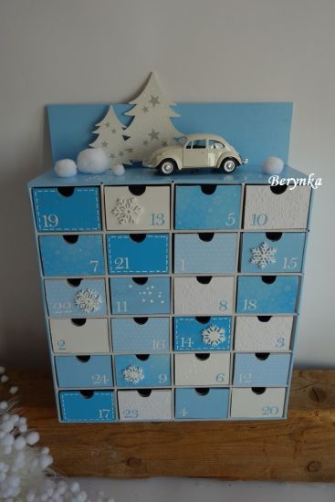 Adventní kalendář modrý s plechovým autíčkem