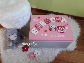 Dřevěná vzpomínková bedýnka s písmenky a sovičkami